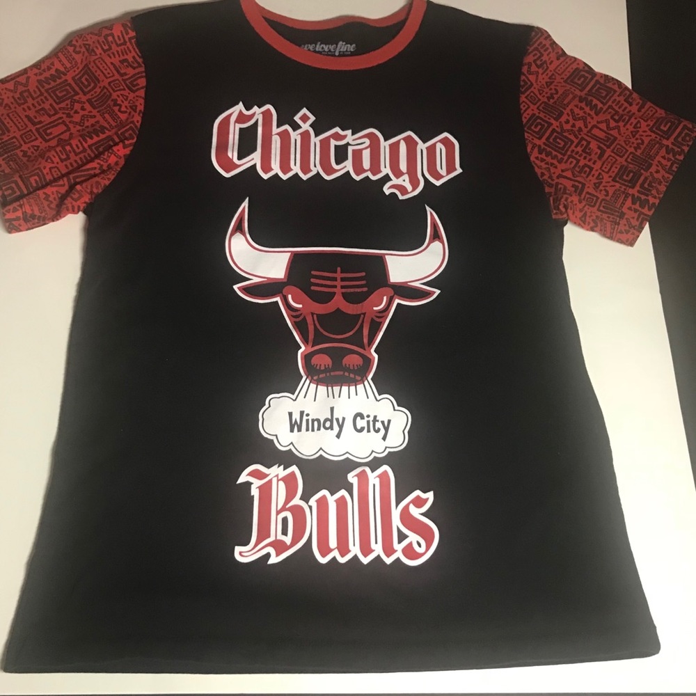We love line Chicago bulls T-shirt